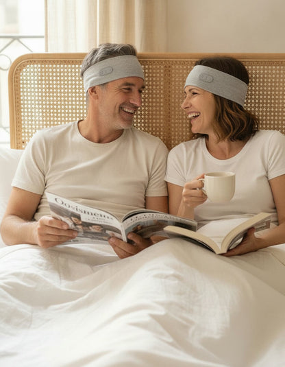 Un couple éveillé dans le lit, bandeaux relevés sur le front